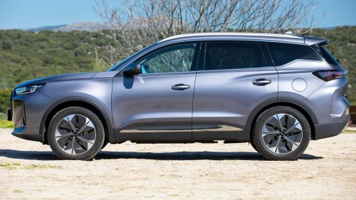 EBRO tiene un nuevo híbrido y va a por el Toyota Corolla Cross