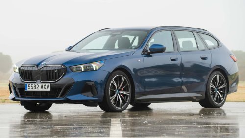 Al volante del BMW i5 eDrive40 Touring 2026, un familiar de futuro