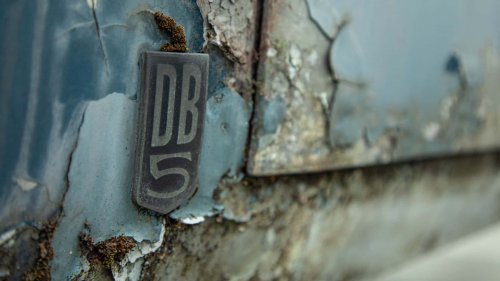 Dieser schrottreife Aston Martin DB5 glänzt wieder wie neu