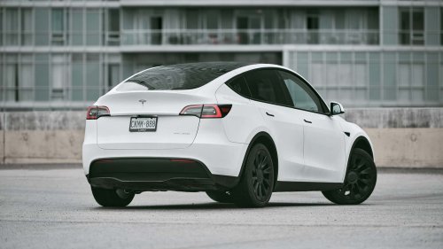 Tesla, Tesla revoit la conception de ses poignées après des cas de personnes bloquées dans la voiture
