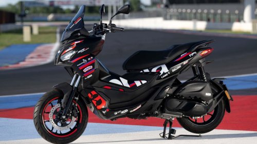 Este scooter de Aprilia luce una decoración de MotoGP