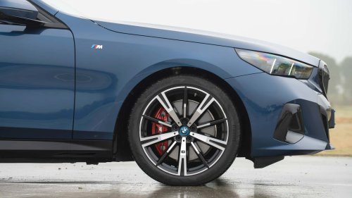 Al volante del BMW i5 eDrive40 Touring 2026, un familiar de futuro