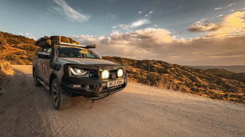 El pick-up con ducha y tienda en el techo que recorrió 5 países en 10 días