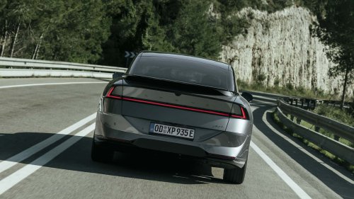 Al volante del Xpeng P7+ 2026, una berlina eléctrica oriental de representación