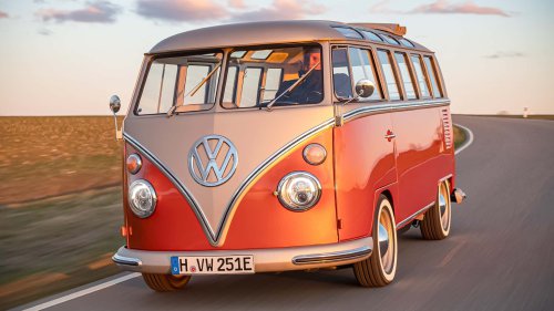 VW Bulli auf der Bremen Classic 2026: Einmal Schiene, einmal Stecker