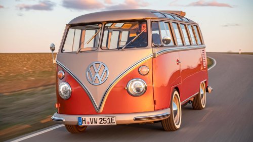 VW Bulli auf der Bremen Classic 2026: Einmal Schiene, einmal Stecker