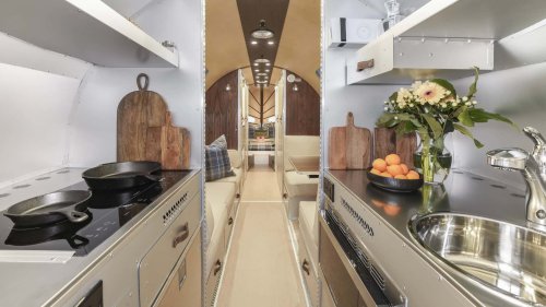 La Bowlus Frontier Edition es una caravana brillante y no sólo por el exterior