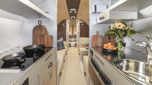 La Bowlus Frontier Edition es una caravana brillante y no sólo por el exterior