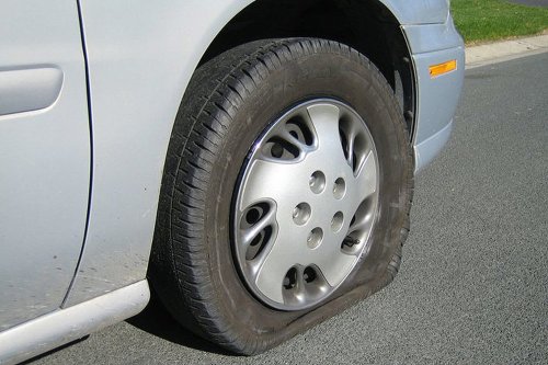 Woman Leaves Starbucks When Stranger Warns Her Back Tire Is Flat. But She Can See It’s Fine On Her Backup Cam