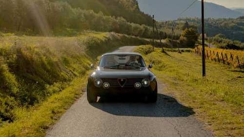 La coupé artisanale à suspension réglable rend hommage aux années 70