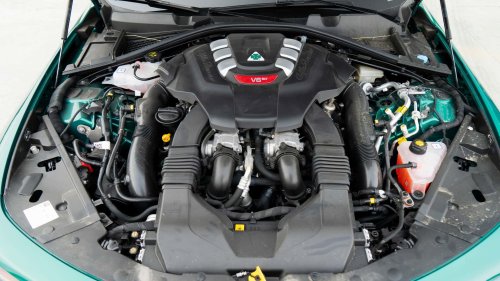 Al volante del Alfa Romeo Giulia QV 2026, una berlina deportiva de libro