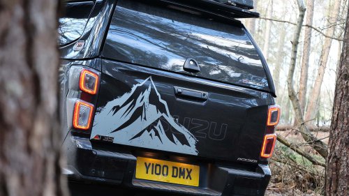 El pick-up con ducha y tienda en el techo que recorrió 5 países en 10 días