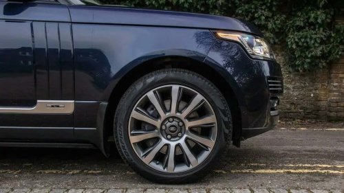 Man’s 2025 Range Rover Autobiography Makes Random Dangerous Stops. His Isn’t the Only One