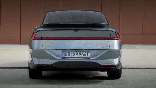 Al volante del Xpeng P7+ 2026, una berlina eléctrica oriental de representación