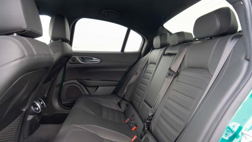 Al volante del Alfa Romeo Giulia QV 2026, una berlina deportiva de libro