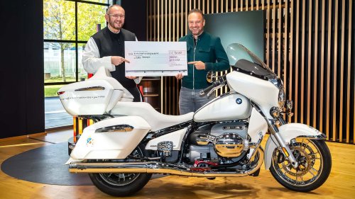 BMW R 18 Transcontinental: Papst-Motorrad erzielt hohe Summe