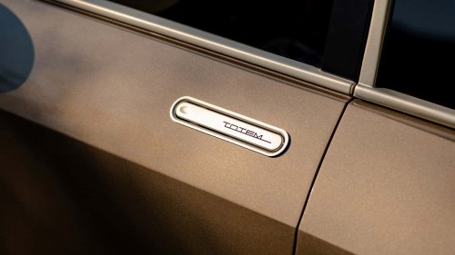 La coupé artisanale à suspension réglable rend hommage aux années 70