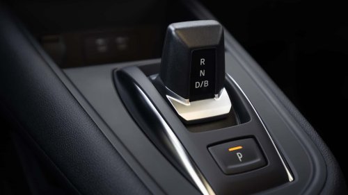 Mitsubishi Grandis 2025, al volante del SUV familiar urbano electrificado