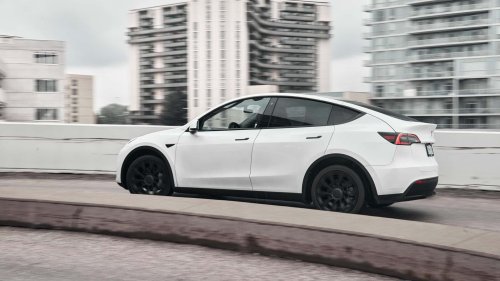 Tesla, Tesla revoit la conception de ses poignées après des cas de personnes bloquées dans la voiture