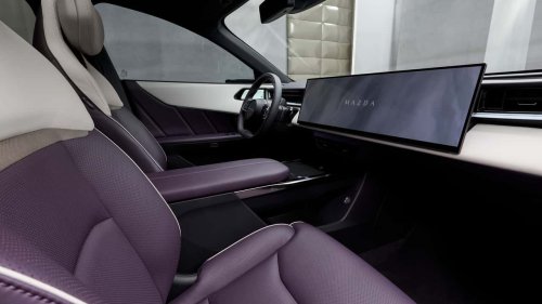 "El foco sigue en la conducción": Mazda defiende su gran pantalla