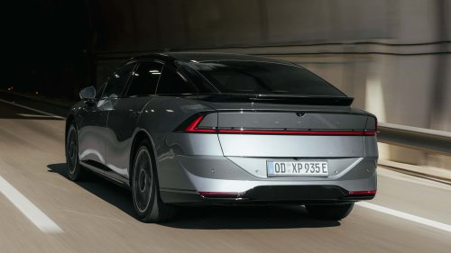 Al volante del Xpeng P7+ 2026, una berlina eléctrica oriental de representación