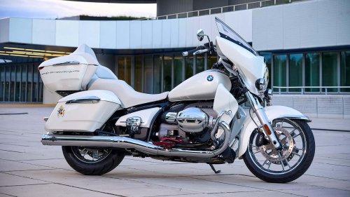 BMW R 18 Transcontinental: Papst-Motorrad erzielt hohe Summe