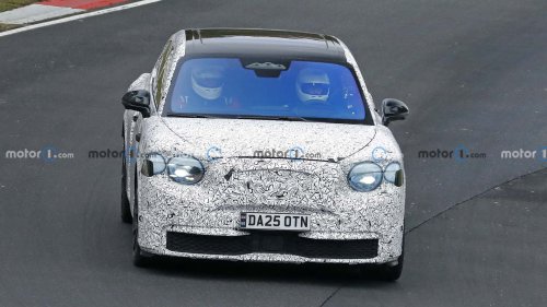 Das erste Elektroauto von Bentley zeigt sich als Erlkönig