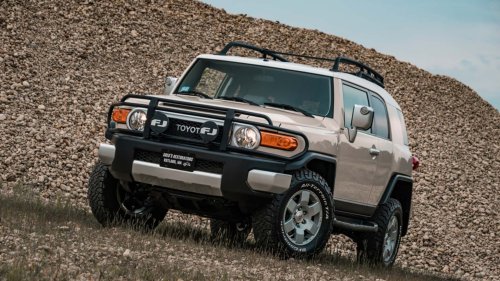 This Toyota FJ Cruiser Took 1,000 Hours to Restore. It Looks Gorgeous