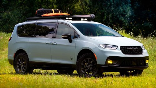 Chrysler, Stellantis, 'I'm Complaining': Chrysler Mechanic Blasts Stellantis For the 1.6-Hour Rule. Now Gen-Z Techs Are Clashing With the Old Guard