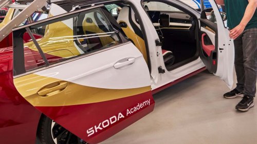 Skoda Mengubah Wagon Besarnya Menjadi Truk dengan Pintu Aneh