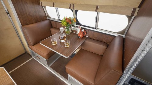 La Bowlus Frontier Edition es una caravana brillante y no sólo por el exterior