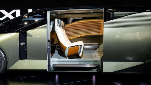 Lexus, Lexus LS, Der Lexus LS erfindet sich neu: Als sechsrädriger Luxus-Minivan