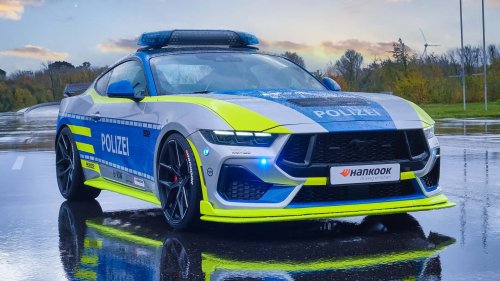 TUNE IT! SAFE! zeigt STEEDA Q500 Ford Mustang im Polizei-Look