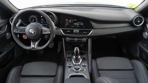 Al volante del Alfa Romeo Giulia QV 2026, una berlina deportiva de libro