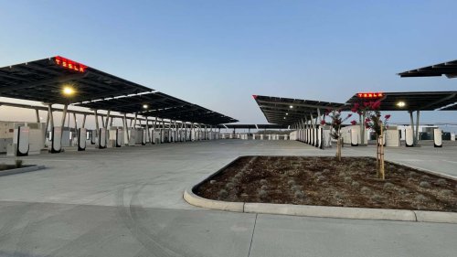 Tesla, Tesla vient d'ouvrir sa plus grande station de superchargeurs jamais construite