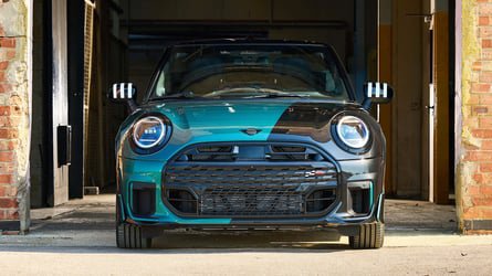 Este MINI JCW Cabrio, verde y negro, es el más exclusivo del mundo