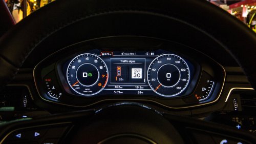 ‘My Mercedes Supposedly Has That': Traffic Light Expert Says Bentleys Can Predict When Lights Change Green. It Works—But How
