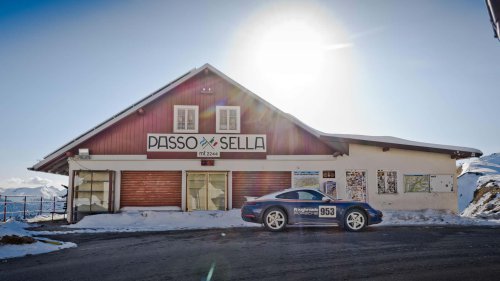 El Porsche 911 Dakar se toma unos días de descanso en los Dolomitas