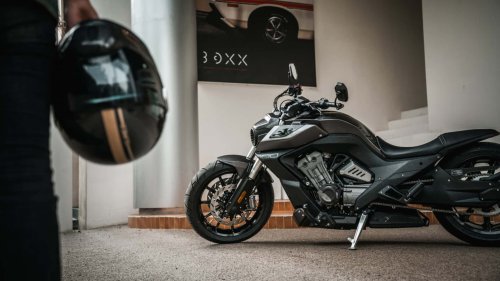 Esta cruiser china parece una copia de la Ducati Diavel