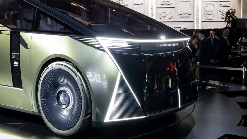 Lexus, Lexus LS, Der Lexus LS erfindet sich neu: Als sechsrädriger Luxus-Minivan