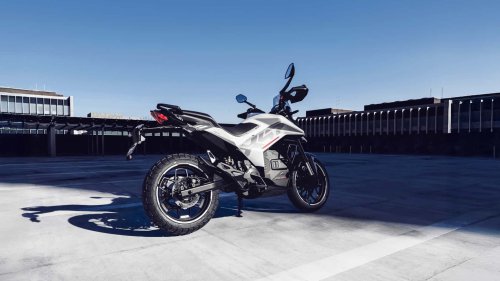 Esta moto india es una copia de la Ducati Hyperstrada