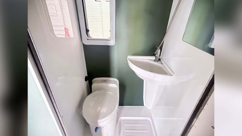 China-Camper als Mini-Penthouse: Zwei Etagen und Dachterrasse