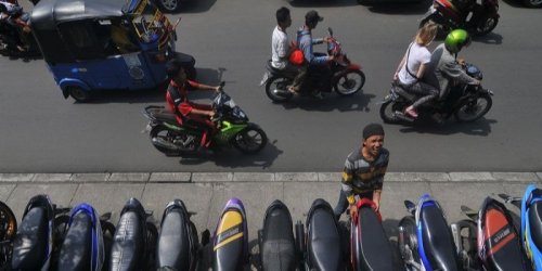 Rambu Dilarang Parkir dan Perbedaan dengan Larangan Berhenti yang Harus Diketahui