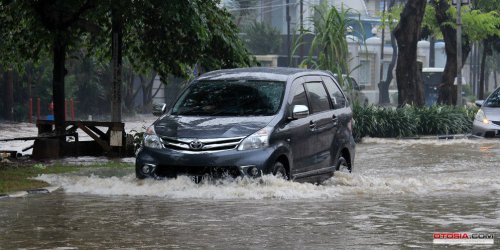 Memastikan Mobil Aman Setelah Banjir, Cek 7 Komponen Penting Ini