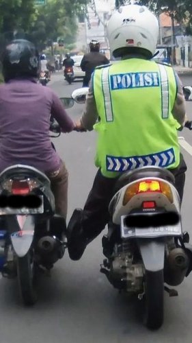 10 Gaya Kocak Pemotor Hindari Tilang, Banyak Akal Tapi Polisi Tetap Waspada