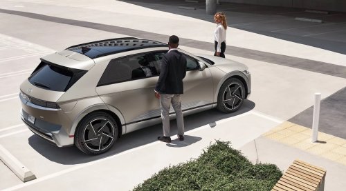 Hyundai, Hyundai Santa Fe, Hyundai Ioniq 5, A Hyundai IONIQ 5 Is Much Larger Than A Hyundai Santa Fe From 2001