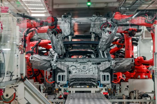 Xpeng, XPeng's right-hand-drive G9L, rated for 1,602 km, ships out for Australia