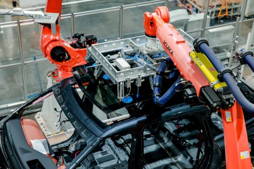 XPeng's right-hand-drive G9L, rated for 1,602 km, ships out for Australia