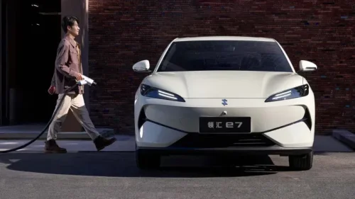 BYD's new ride-hailing brand launched the Linghui e7 with flash charging