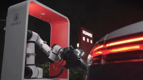 Huawei, Huawei Maextro S800 debuts robotic arm charging with full unmanned automation